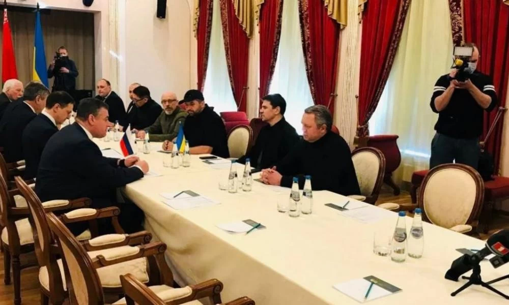 Σε εξέλιξη οι συνομιλίες- Ρώσοι προς Ουκρανούς: "Μπορείτε να αισθάνεστε απόλυτα ασφαλείς εδώ"
